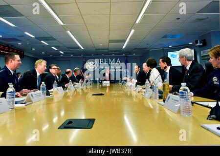U.S presidente Donald Trump riceve un briefing sulla stagione degli uragani uniti dal Vice Presidente Mike Pence e armadio e membri del gabinetto presso la Federal Emergency Management Agency sede Agosto 4, 2017 a Washington D.C. Foto Stock
