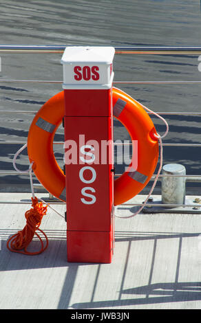 Un rosso vita conservando la galleggiabilità aiuto su un pontone galleggiante sul fiume Lagan a Belfast il porto di area a Donegall Quayring Foto Stock