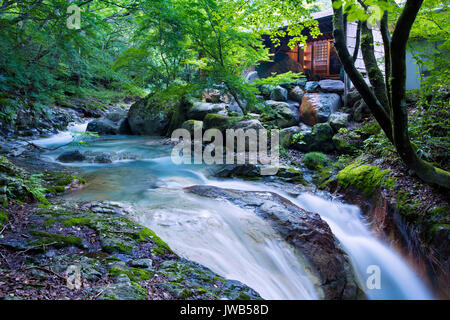 Una cascata naturale e bagni all'aperto a Misatokan Ryokan in Nakanojo del distretto di GUNMA, Giappone Foto Stock