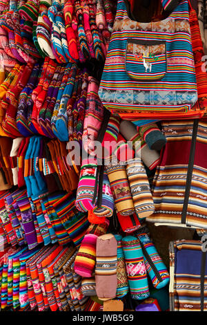 Matita colorata custodie, borse e guanti da forno, Mercato delle streghe, La Paz, Bolivia, Sud America Foto Stock