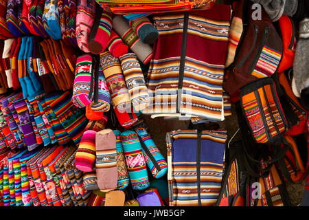 Matita colorata custodie, borse e guanti da forno, Mercato delle streghe, La Paz, Bolivia, Sud America Foto Stock