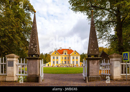 PALMSE, Estonia - 20 set 2015. Cancelli e vista frontale della bella e ricca Palmse Manor in Estonia Foto Stock