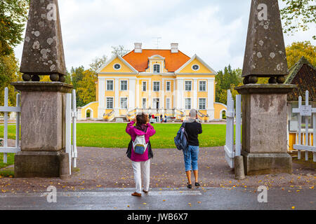 PALMSE, Estonia - 22 set 2015. I turisti a scattare splendide e ricche Palmse Manor in Estonia Foto Stock