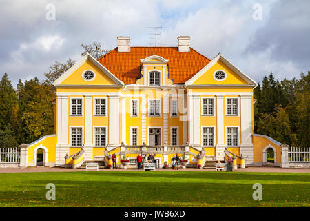 PALMSE, Estonia - 22 set 2015. I turisti a piedi nella bella e ricca Palmse Manor in Estonia Foto Stock