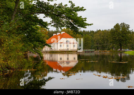 Costruzione di Vihula Manor sul lago e alla costa con riflesso nell'acqua. Nord dell Estonia, destinazione turistica. Foto Stock