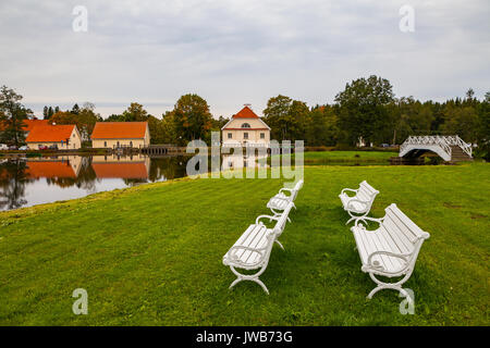 Panche sull isola nel laghetto di Vihula Manor nel nord dell Estonia. Il XVIII secolo. Destinazione turistica. Foto Stock