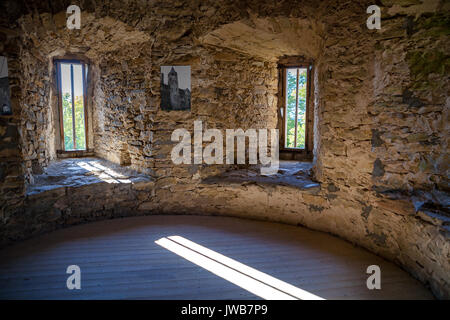 Interno della torre del castello con finestre luminose di Haapsalu vescovo castello, Estonia Foto Stock