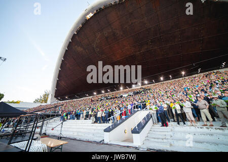 TALLINN, Estonia - 04 lug 2014. Grande coro cantando a Tallinn Song Festival Grounds Foto Stock