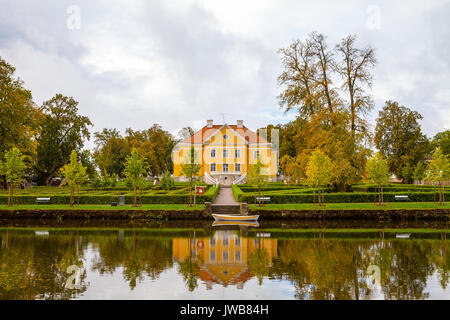 Bella e ricca Palmse Manor in Estonia. Cespugli di verde nel parco di fronte a manor. Foto Stock