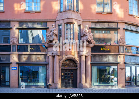 OSLO, Norvegia - 25 FEB 2015: e moderno edificio di colore rosso con negozi e statuaries Foto Stock