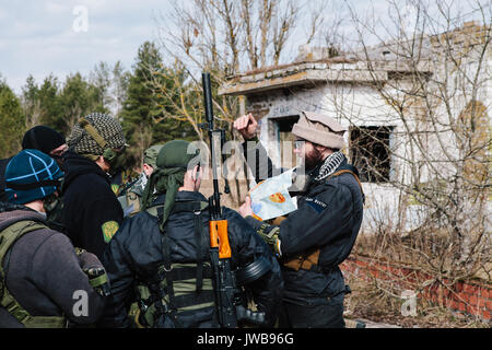 HUMALA, Estonia - 09 APR 2016: i ribelli in camuffamento con arma si stanno preparando per attaccare. Tattiche militari gioco soffice come l'aria. Foto Stock