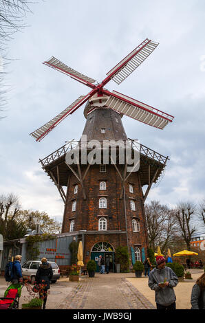 BREMEN, Germania - 16 APR 2016: Il cafe vicino a mattoni vecchi mulini a vento. Foto Stock