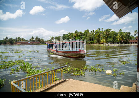ALAPPUZHA BACKWATERS del Kerala, India - Luglio 2017: Alappuzha o Allappey in Kerala è meglio conosciuto per houseboat crociere lungo la rustica Kerala backwaters Foto Stock