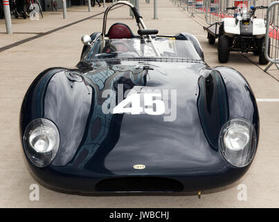 Vista frontale di un 1960 Lola Mk1 nel paddock internazionale, al 2017 silverstone classic Foto Stock