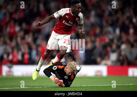 Arsenal's Danny Welbeck punteggi al suo fianco il secondo obiettivo del gioco durante il match di Premier League a Emirates Stadium di Londra. Foto Stock