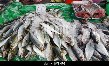 Khao Lak, Tailandia - 10 Maggio 2017: vari tipi di pesci in vendita presso il mercato locale Foto Stock