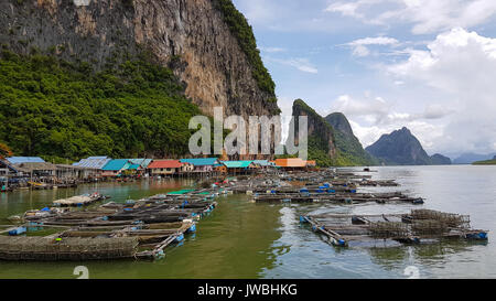 Aziende di allevamento ittico in Phang Nga Bay Foto Stock