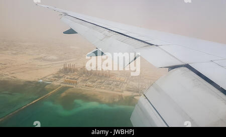 Doha, Qatar - 21 Maggio 2017: avvicinando Hamad International Airport Foto Stock