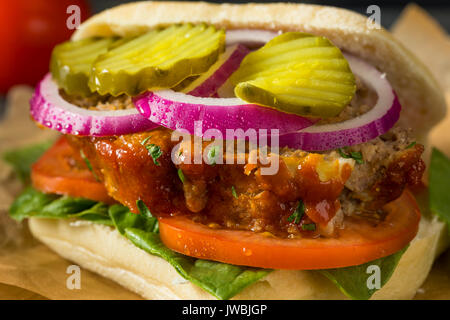 In casa gustosi polpettone sandwich con lattuga e pomodoro Foto Stock