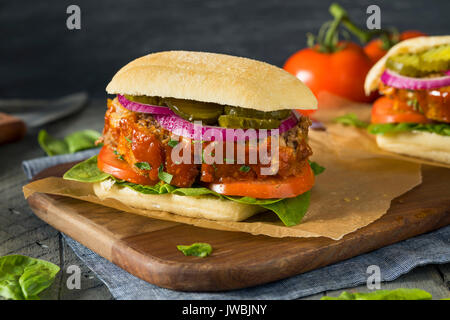 In casa gustosi polpettone sandwich con lattuga e pomodoro Foto Stock