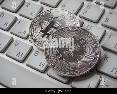 Valuta digitale metallo fisico bitcoin moneta sulla tastiera. Foto Stock