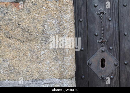 Interessante vecchia porta di legno su St Leonards Tower, Newton Abbot, Devon. Foto Stock