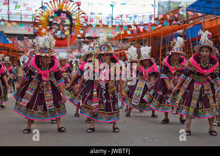 Tinkus il gruppo di musica da ballo in costumi ornati di eseguire come sfilano attraverso la città di Oruro sull'altipiano della Bolivia durante il carnevale annuale. Foto Stock