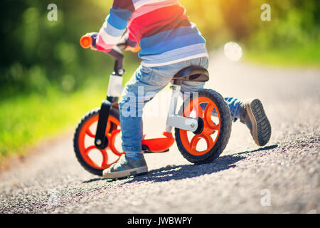 Bambini su un biciclette Foto Stock