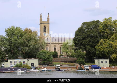 Chiesa di Santa Maria a Hampton, vista sul fiume Tamigi da East Molesey Surrey, Inghilterra, Gran Bretagna, Regno Unito, Gran Bretagna, Europa Foto Stock