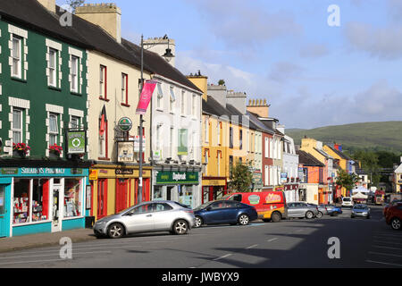 Una vista delle colorate negozi ed edifici in Main Street, Kenmare, nella contea di Kerry, Irlanda. Foto Stock