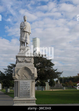 Statua in una pubblica piazza della città Foto Stock