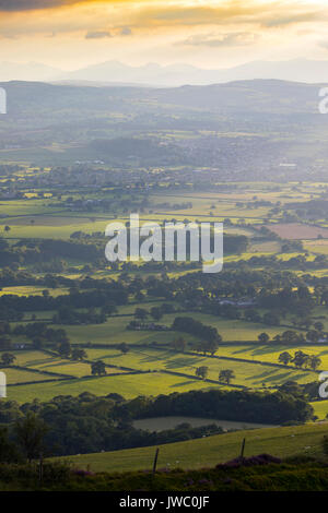 Una serata estiva in tutto il bello e pittoresco paesaggio della valle di Clwyd verso la città di Denbigh con il Parco Nazionale Snowdonia visibile Foto Stock