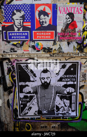 Protesta politica graffiti su un muro off Brick Lane nell'East End di Londra Foto Stock