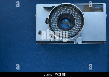 Retro Vintage Film still foto sulla fotocamera in pelle blu. superficie piana da laici al di sopra con un sacco di spazio di copia Foto Stock