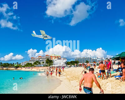 Philipsburg, Sint Maarten - Febbraio 10, 2013: la spiaggia di Maho Bay Foto Stock