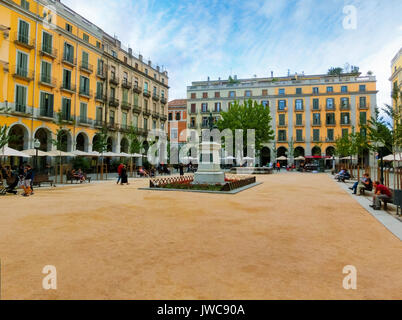 Pals, Girona, Spagna - 11 Settembre 2015: Piazza Indipendenza o Plaza de la Independencia nella vecchia città di Girona, Spagna Foto Stock