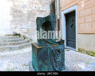 Pals, Girona, Spagna - 15 Settembre 2015: il monumento in bronzo alla città vecchia di Pals in Girona, in Catalogna, Spagna. Foto Stock