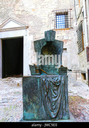 Pals, Girona, Spagna - 15 Settembre 2015: il monumento in bronzo alla città vecchia di Pals in Girona, in Catalogna, Spagna. Foto Stock