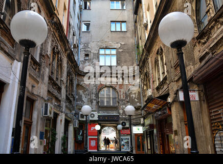 Nei pressi di via Knez Mihailova Street o Prince Michael Street, una strada più antica e famosa attrazione turistica di Belgrado Foto Stock