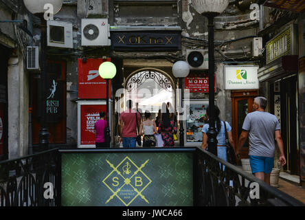 Nei pressi di via Knez Mihailova Street o Prince Michael Street, una strada più antica e famosa attrazione turistica di Belgrado Foto Stock