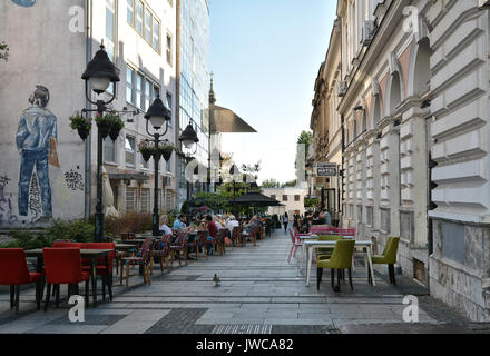 Nei pressi di via Knez Mihailova Street o Prince Michael Street, una strada più antica e famosa attrazione turistica di Belgrado Foto Stock