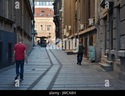 Nei pressi di via Knez Mihailova Street o Prince Michael Street, una strada più antica e famosa attrazione turistica di Belgrado Foto Stock