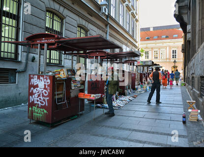 Nei pressi di via Knez Mihailova Street o Prince Michael Street, una strada più antica e famosa attrazione turistica di Belgrado Foto Stock