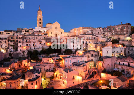 Centro storico medievale al crepuscolo, Sassi di Matera, sul retro cattedrale, capitale culturale 2019, Matera, provincia di Basilicata Foto Stock