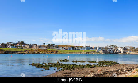 La vista su isola di Whithorn Bay per il piccolo borgo costiero di Isola di Whithorn in Dumfries and Galloway, del sud della Scozia. Foto Stock