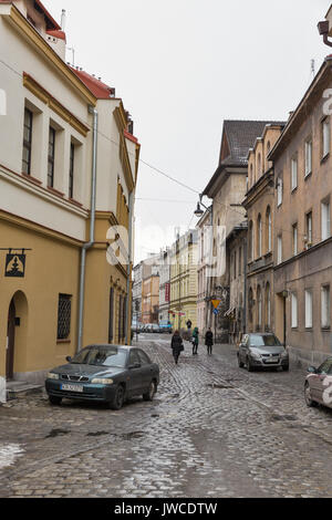 Cracovia in Polonia - 13 gennaio 2017: la gente non riconosciuto a piedi lungo Jozefa street nel centro di dal quartiere ebraico di Kazimierz. Cracovia è la seconda grande Foto Stock