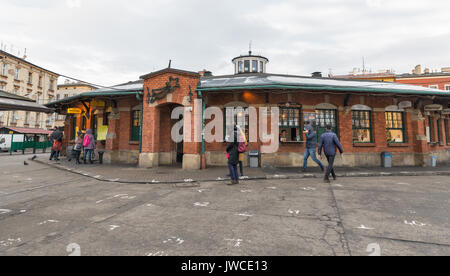 Cracovia in Polonia - 13 gennaio 2017: la gente a piedi lungo Plac Nowy o Piazza Nuova, bella cucina di strada posto in Kazimierz quartiere ebraico. Cracovia è il secondo Foto Stock