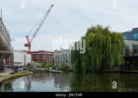 Nuovi appartamenti in costruzione lungo il Regents Canal a Camden, North London REGNO UNITO Foto Stock