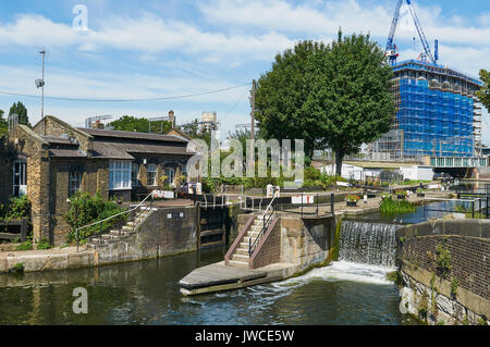 St Pancras Lock sul Regents Canal, a King's Cross, Londra UK, con nuovi appartamenti in costruzione in background Foto Stock