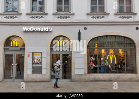 Cracovia in Polonia - 14 gennaio 2017: la gente visita ristorante McDonald's sulla via Florianska vicino alla Porta di Florian nella Città Vecchia. McDonald's è il mondo" Foto Stock